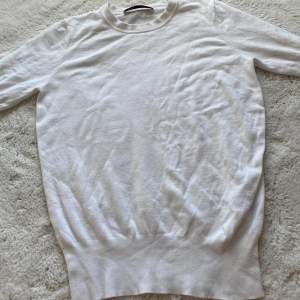 Säljer denna superfina stickade T-shirten från zara. Tyvärr har den blivit lite ”randig ” i tvätten, där av priset. Men det är inget som syns tydligt. 