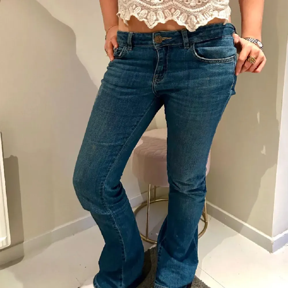 Säljer dessa sjukt snygga lågmidjade bootcute jeans! 🩵Köpte dom här på plick men var tyvärr för stora. Jenasen är i mycket bra skick, använda endast en gång🩵 Jenasen har ett designad hål på bakfickan och en liten reva på framsidan.  🩵Modell 165 cm🩵. Jeans & Byxor.
