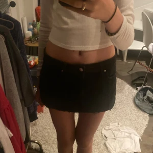 Jeans kjol - Jeans kjol från bershka som jag tycker är för lång och stor från min smak! Den går att klippa om man vill det🥰om man har L kommer den sitta jätte fint!