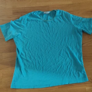 Ljusblå  - En ljusblå ribbad t-shirt I bra kvalitet, väldigt elastisk!! Frakt ingår 💟🙏