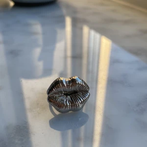 Puss ring silver  - En pussmum ring i silver. Den är lite stor men skulle funka på tummen.