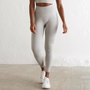 Aim’n Ribbed Seamless Tights, stl. S - Aim’n Light Grey Melange Ribbed Seamless Tights, stl. S. I bra skick. Nypris: 599 kr. Köp pris: 250 kr.