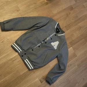 Baseballjacka - Baseballjacka bra skick från bikbok