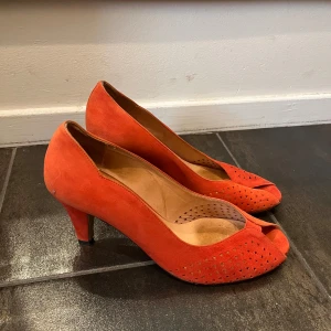 Klackskor av mocka i storlek 38 - Ett par orange vintage klackskor från Ganni, dom har använts ungefär 5 gånger tidigare. Materialet är mocka🌸
