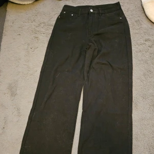 Svarta jeans nytt - Mjuka Svarta jeans med raka ben. Strl L . Man Kan ha dom som baggy jeans om man vill. Katt finns I hemmet