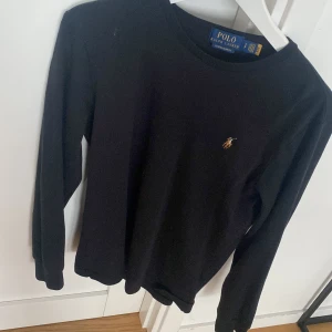 Polo Ralph lauren tröja - Polo ralph lauren tröja i storlek s slim fit. Den är i bra skick knappt använd 8/10