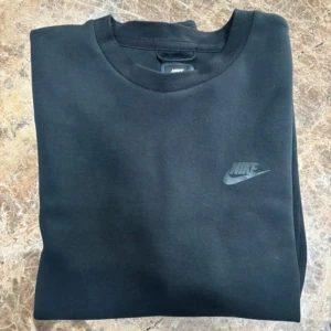 Nike tech fleece sweatshirt - Knappt använd Nike tech fleece sweatshirt i storlek Medium (Herr). Inga skråmor eller skador. Hör av er vid fler frågor!