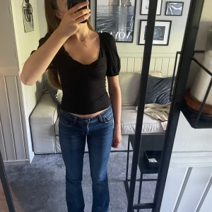 Snygg topp från monki - Säljer min enkla men väldigt fina topp från monki , andvänt den två gånger så den är i väldigt bra skick💕