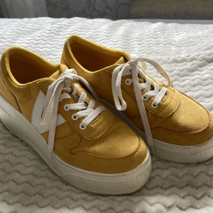 VOX, chunky sneakers  - Gula platåsneakers från VOX💛 Använda men i bra skick, endast lite skrubbad i sulan framtill. Vitar till dom så gått det går innan jag fraktar dom.
