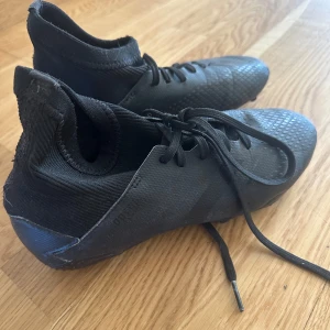 Fotbollsskor  - Använda ett antal gånger men ser nya ut och är i bra matrial.