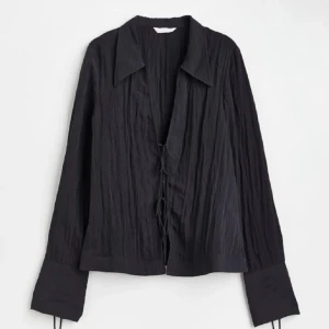 Skjorta  - Jätte fin skjorta som påminner om Djerf avenue. Knappt använd💕