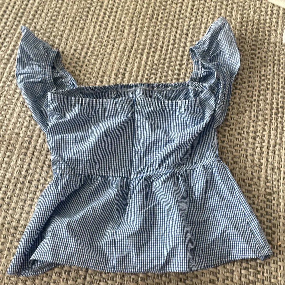 Jätte fin rutig topp från H&M som inte längre kommer till användning då den är för stor, knappt använd💕💕💕jätte fin till sommaren, man kan både ha den off shoulder eller vanligt💕. Puserot.