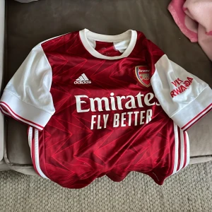 Arsenal matchtröja - Köpt från unisport 900kr Använd en del sitter som en M/L