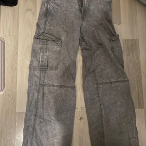 Baggy byxor  - Baggy grung byxor från divided/ hm lite förstörda längre ner efter att ha åkt skateboard me dem annars är dem i bra skicka och dem har två stora fickor man får plats med mycket i 