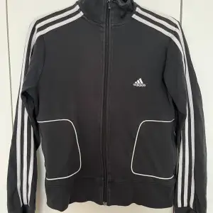 Jättefin adidas tröja som är väl använd men fortfarande i gott skick, lite urtvättad färg men lika fin ändå! 🖤hör av er vid funderingar, pris kan diskuteras 