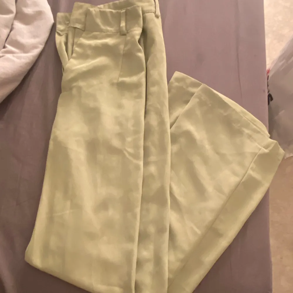 Pastellfärgade (ljusgröna) kostymbyxor . Jeans & Byxor.