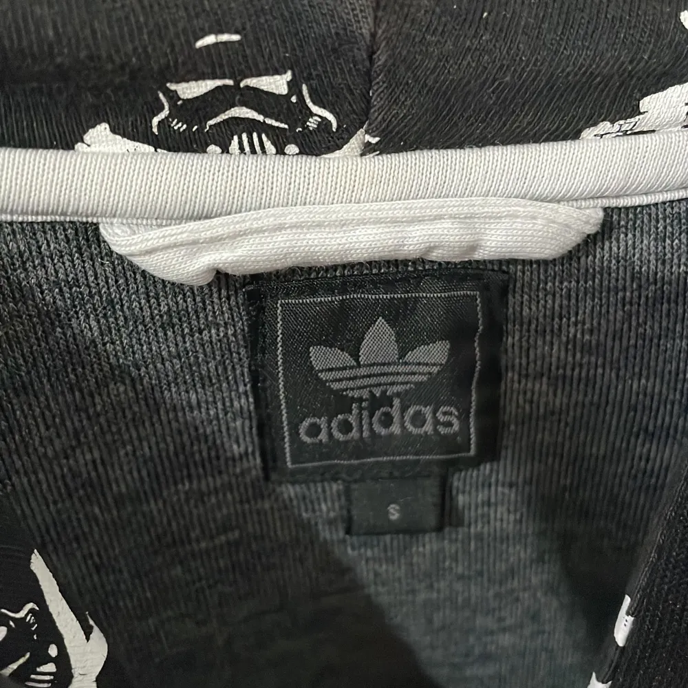 En unik kombination av adidas och starwars, helt ny och knappt använd. Tröjor & Koftor.