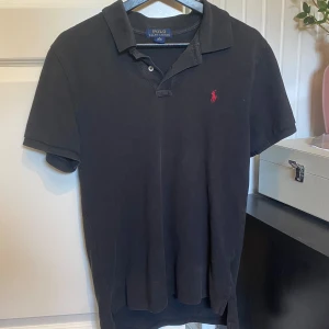Ralph Lauren polo - Ralph Lauren polotröja som är använd väldigt fåtal gånger, är i väldigt bra kvalite! Storleken står som xl men jag är xs och kan ha den lite oversized 