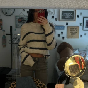 Stickad randig tröja - Jättefin stickad tröja från lager 157. Inga defekter eller fläckar