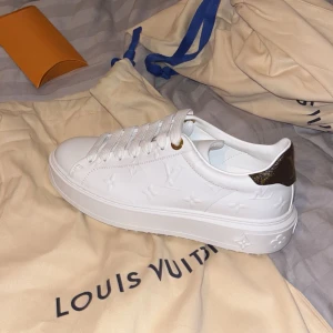 Louis Vuitton skor - Vill kolla om de finns intresse på mina fina Louis Vuitton skor storlek 36 🤍  Kommer såklart tvätta dom och göra dom så fina som möjligt! Kartong och allt som kom till följer med! Kvitto finns självklart, på Mail direkt från butiken 