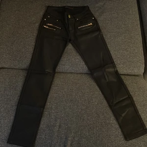 Skinnbyxor  - Storlek 34, använt en enstaka gång, strechtiga 