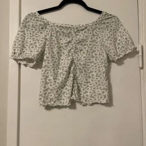 Tröja - Kort tröja från Kappahl använd vid något tillfälle. Midjekort. 