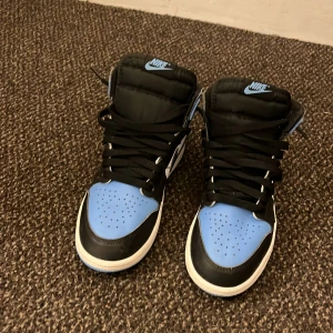 Air Jordan blåa  - Riktigt feta Air Jordans. Har används 2-3 gånger i 2-3h varje gång. Highs. Perfekt skick