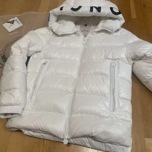 Moncler Puffer  - Säljer nu min feta moncler jacka för ett billigt pris då de är sommar nu. Skick 8/10 inga skador och alla tags följer med! Det är bara att skriva vid funderingar!