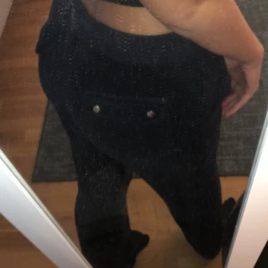 Mörkblåa Juicy - Säljer mina blåa juicy byxor.💙 Jätte fina ingen defekt utan förstora.  Gillar när de sitter lite tajtare kan byta mot xs-xxs Köparen står för frakt😊