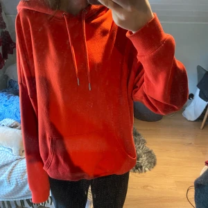 Hoodie  - Röd hoodie från monki i fint skick. Storlek xs men skulle passa s också då den är ganska stor i storleken.🥰