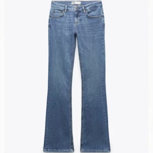 Zara jeans lågmidjade - Mina älskade zara jeans i modellen ”The bootcut med låg midja” som ej finns inne hos zara längre, sparsamt använda i vädligt fint skick💗