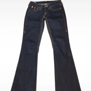 true religion jeans 🥹🥹 - jättesöta flare o lågmidjade jeans från true religion som tyvärr var för små på mig😞 inga defekter men längst ner verkar det som att de har blivit klippta för o va kortare men de sitter bra ändå!  mått: innerbenslängd 78cm o midja 34cm rakt över🫶