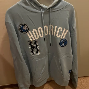 Hoodrich hoodie. - Denna blåa hoodrich hoodien är i storlek XL(passar även L) och är använd 1-2 gånger.
