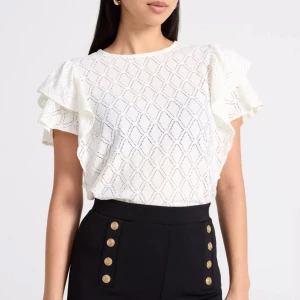 Jättefin vit topp från Lindex💓 - Använd ca 2 gånger, inga defekter💓 nypris 349kr Köparen står för frakten