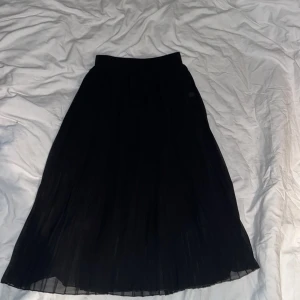 Svart finkjol  - En extremt fin kjol som går att ha till allt.  Använd några få gånger men vuxit ur den nu. 