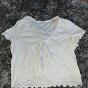 Söt topp - Söt vit topp, går att justera genom att knyta löser om man tyvker den sitter för tajt använd sällan därav bra skick🩷