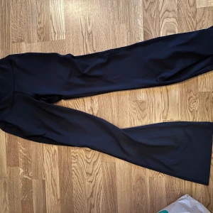 Bootcat träningsleggings - Högmidjade träningsbyxor i bootcat   Storlek S