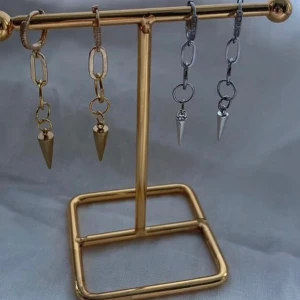 Örhängen  - Olika varianter av örhängen super fina!  Köp för 99kr/st eller 185kr paret.  Alla finns i både silver och guld. Modell 082, 083, 084, 086, 089, 091