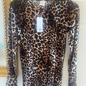 Ny leopardtröja - Ny leo långärmad tröja.  Står storlek 170/176. Ganska stor så jag skulle säga att det är damstorlek M (medium) kanske tom L (large) beroende på hur tajt man vill ha den. 