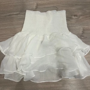 Vit minikjol - Fin minikjol i färgen vit och storlek S, säljer pga ingen användning. Kan vara lite genomskinlig 🫧