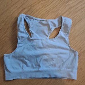 Vit topp - Toop som är lite mörk vit. Kan andvändas som vanlig topp eller sport topp. Andledning till att jag säljer är att den är för liten. Bra skick. Storlek 146/152