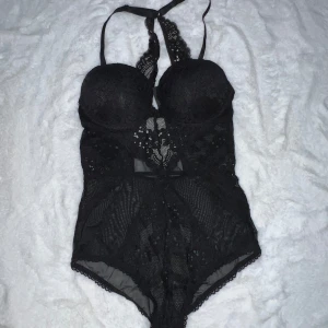 Spetsbody  - Spetsbody i storlek XS/S , kupa 75B. Använd fåtal gånger med underkläder under. Köpt på HM lappen finns ej kvar då den syndes igenom. Mycket bra skick.