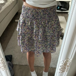 Kjol - Kjol med blommigt mönster i stl xs, men det passar nog någon som har S också💘. Köpt för några år sedan men har mestadels bara legat i min garderob. 