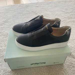 Sneakers - Helt ny köpta Philip Hog skor, endast använda en gång men passade tyvärr inte och försent för retur. Nypris:1200kr