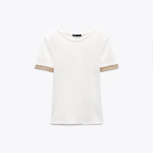 Zara tshirt - Säljer denna T-shirten med fina detaljer i ärmarna, blir mer uppklädd med gulddetaljerna och passar till allt, helt oanvänd.