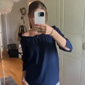 Såå fin marinblå off-shoulder blus!❣️