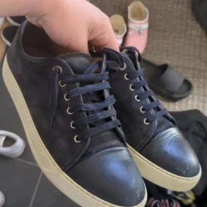 Lanvin nappa Cap toe navy - Säljer nu mina lanvins “nappa cap toe navy” lite skador där fram vid Toe boxen. Texten på boxen kanske förstör lite men annars är den i bra skick!