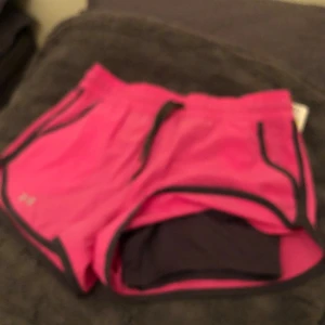 Nya shorts stl xs - Helt Nya supersnygga shorts till träning el vardags. Innershorts finns på insidan( se bild). Stl XS.