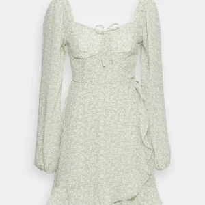 Klänning - Söt klänning från hollister. Aldrig använd, prislapp kvar.