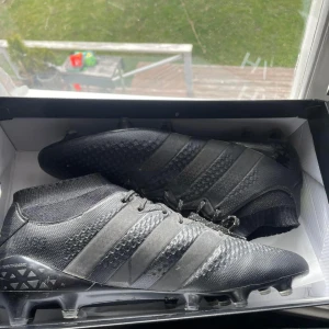 adidas ACE 16.1 Primeknit - adidas ACE 16.1 Primeknit Storlek 46  Skick 9 av 10 Säljer dessa för att jag fick dom av min morbror så de är alldeles förstora. Jag Är även öppen för byten i storlek 42/42,5.